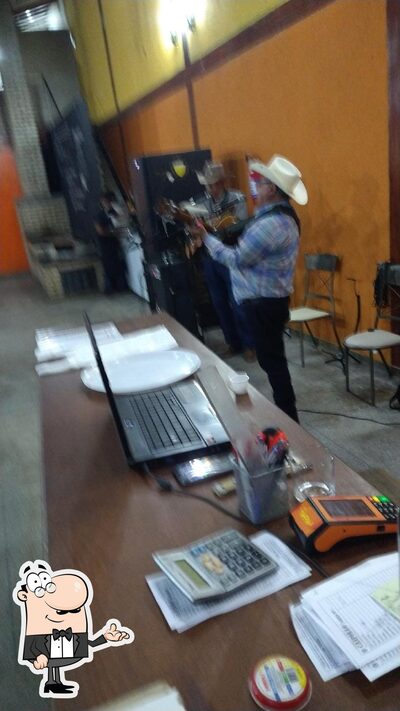 Sente em uma das mesas no Restaurante O Caipirão