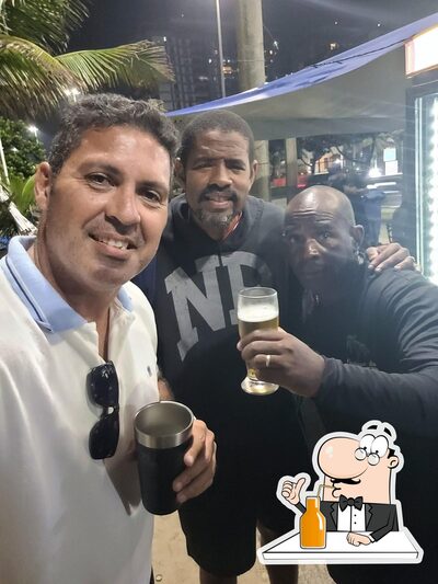 Desfrute de uma bebida no quiosque do waldir