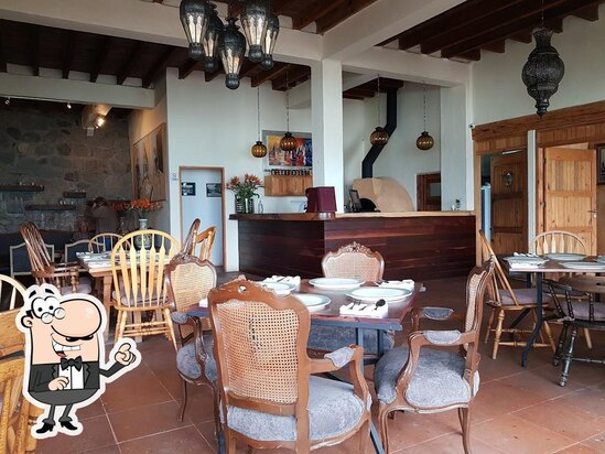Mesa cerca del lago y veleros